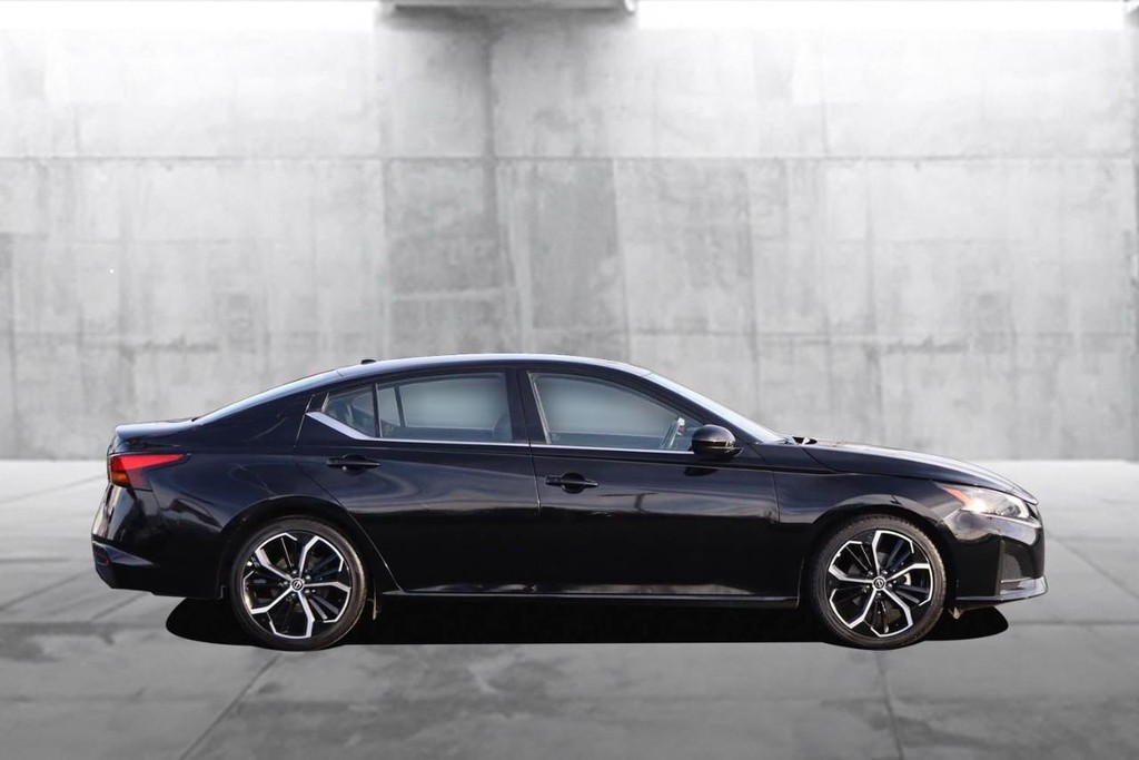 Nissan Altima Vehicle Image 05