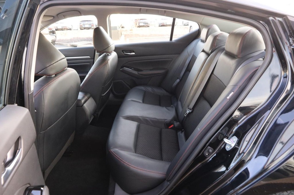 Nissan Altima Vehicle Image 09