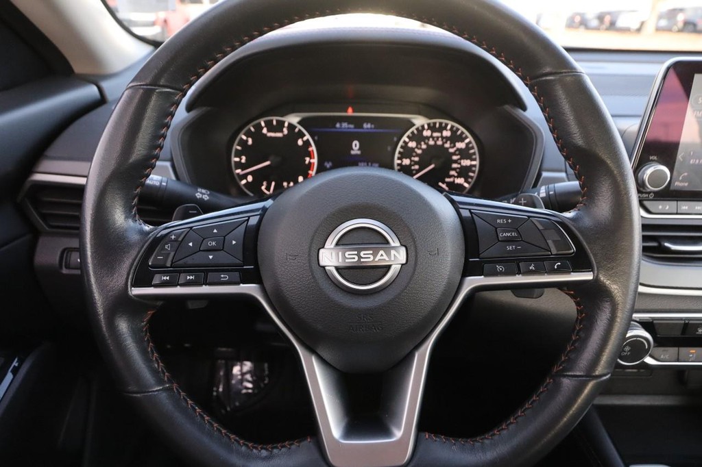 Nissan Altima Vehicle Image 10