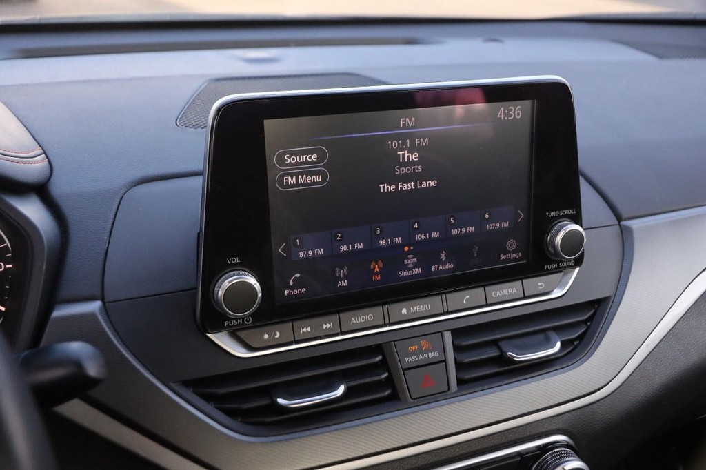 Nissan Altima Vehicle Image 14