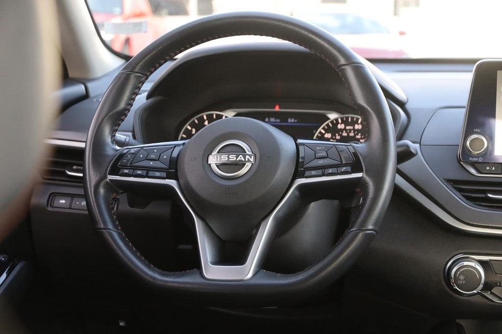 Nissan Altima Vehicle Image 21