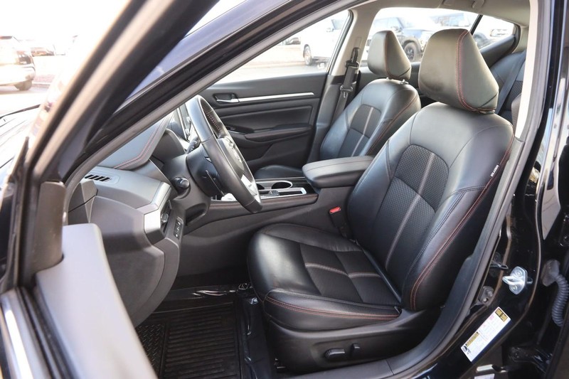 Nissan Altima Vehicle Image 08