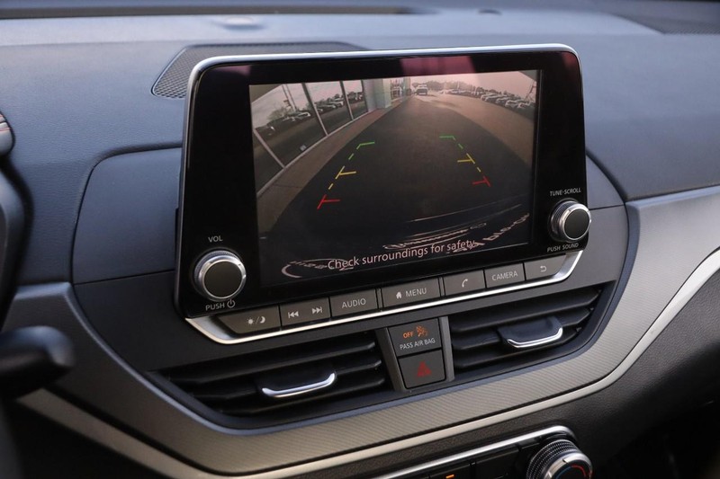 Nissan Altima Vehicle Image 15