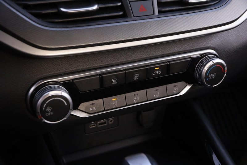 Nissan Altima Vehicle Image 16