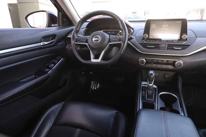 Nissan Altima Vehicle Image 20