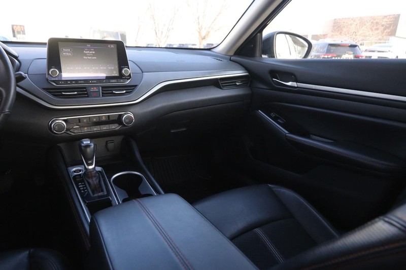 Nissan Altima Vehicle Image 23