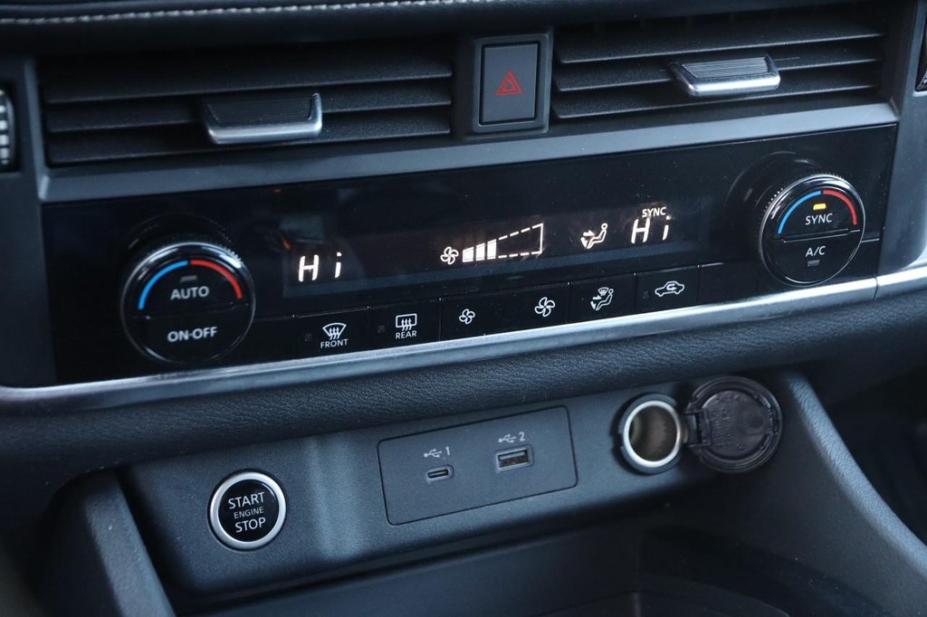 Nissan Rogue Vehicle Image 17