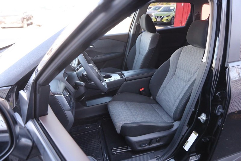 Nissan Rogue Vehicle Image 08