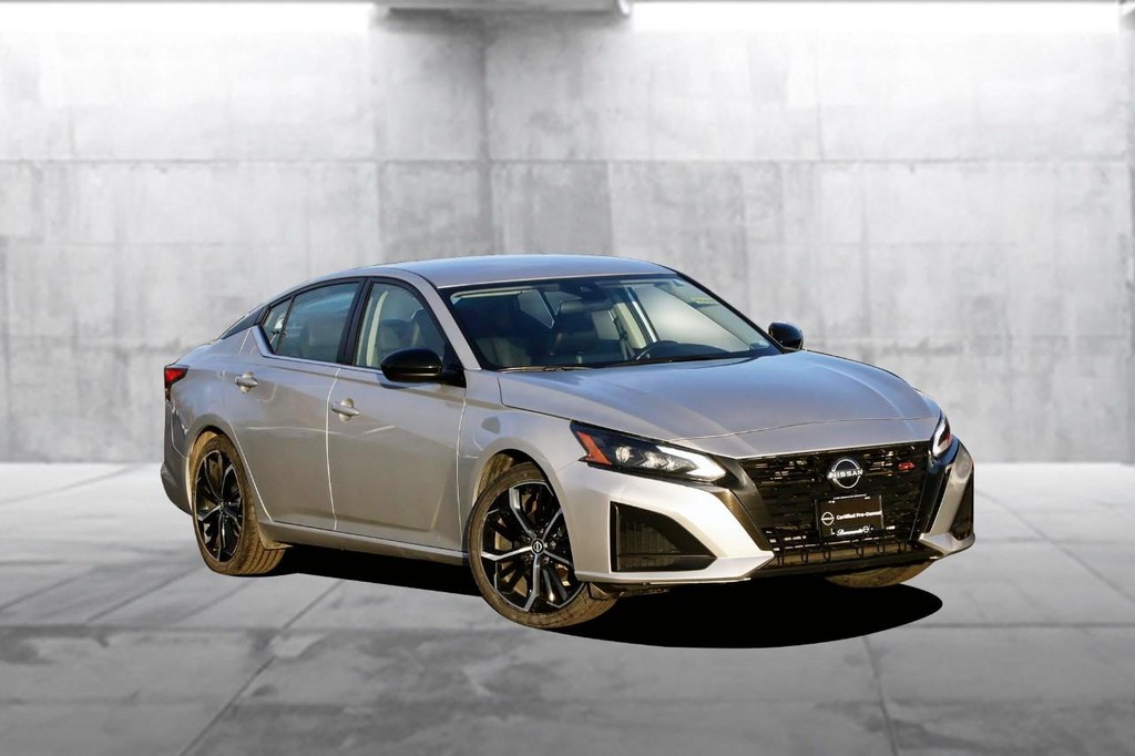 Nissan Altima Vehicle Image 02