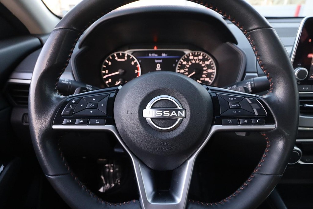 Nissan Altima Vehicle Image 10