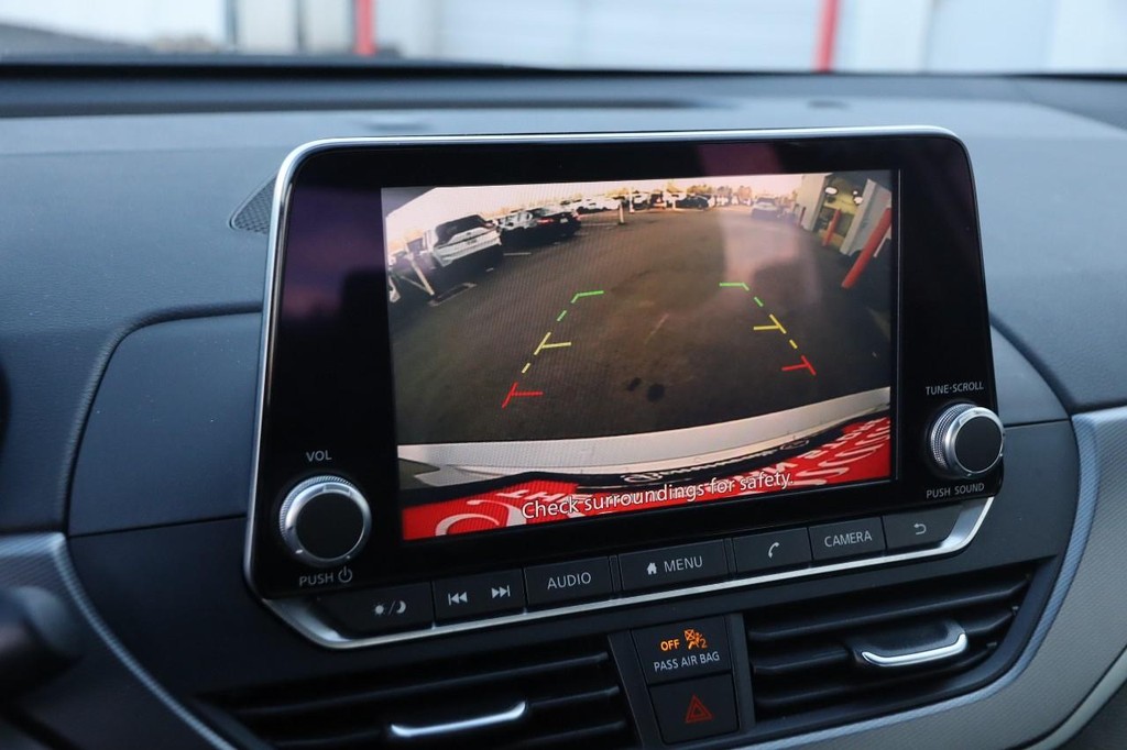 Nissan Altima Vehicle Image 16