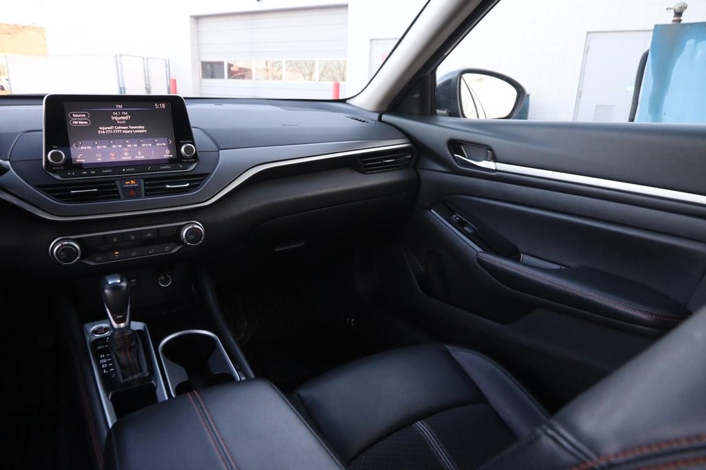 Nissan Altima Vehicle Image 22