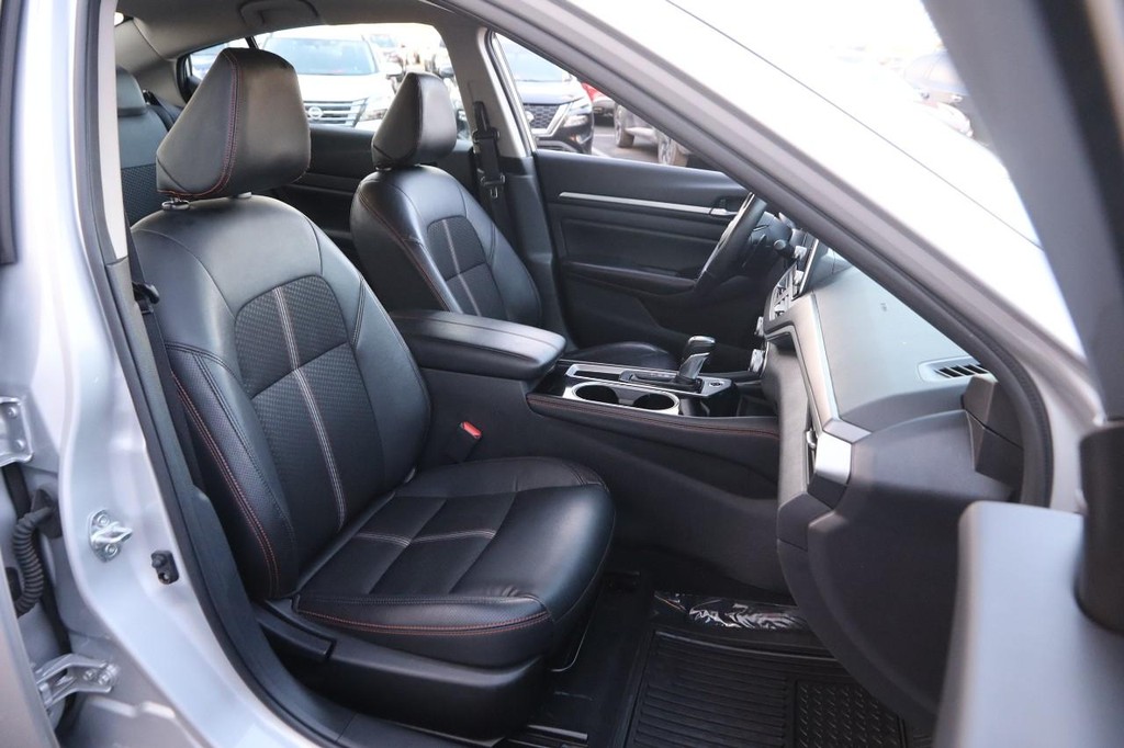 Nissan Altima Vehicle Image 23