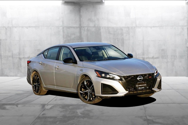 Nissan Altima Vehicle Image 02