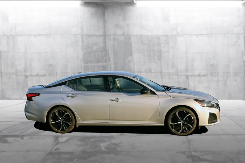 Nissan Altima Vehicle Image 05