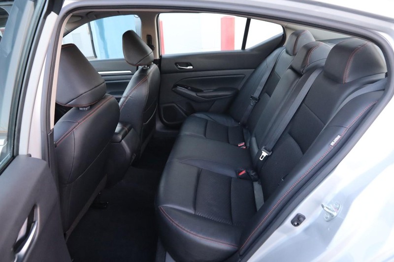 Nissan Altima Vehicle Image 09