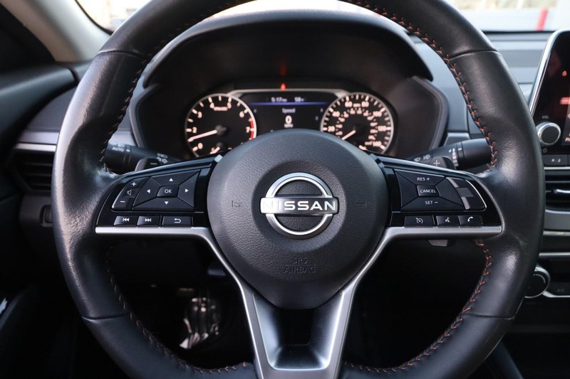 Nissan Altima Vehicle Image 10