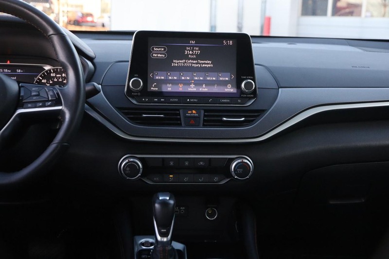 Nissan Altima Vehicle Image 21