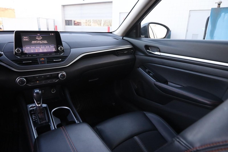 Nissan Altima Vehicle Image 22