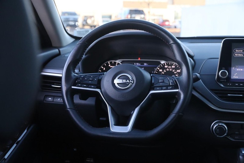 Nissan Altima Vehicle Image 25