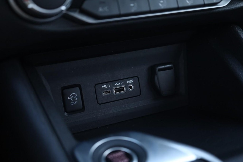 Nissan Sentra Vehicle Image 15