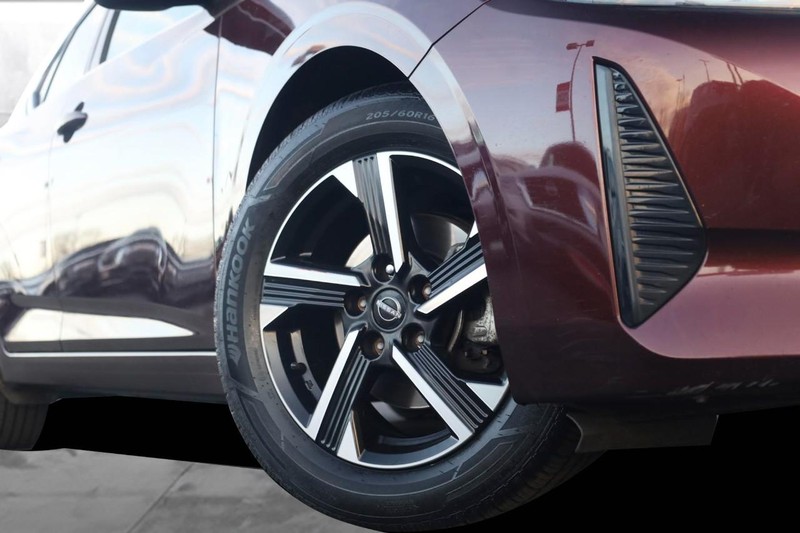 Nissan Sentra Vehicle Image 03