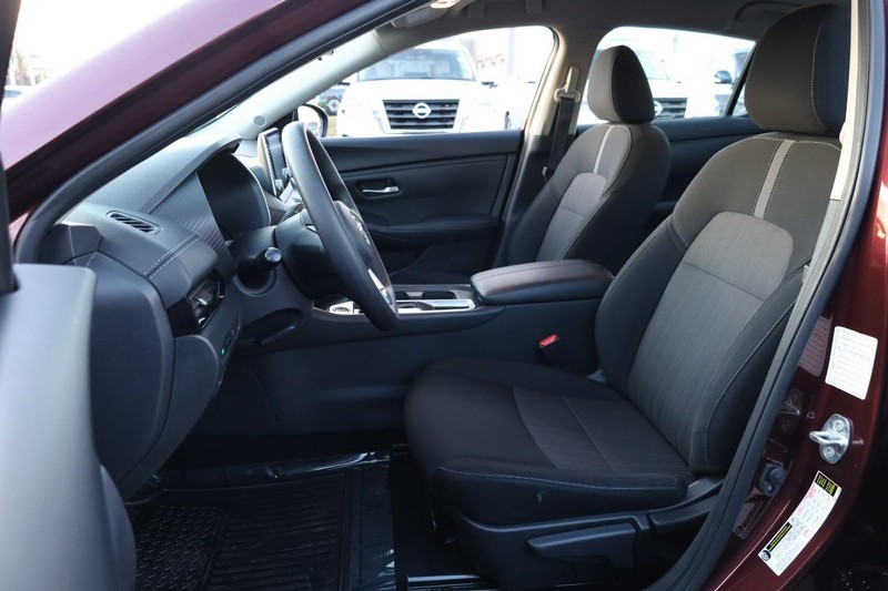 Nissan Sentra Vehicle Image 08