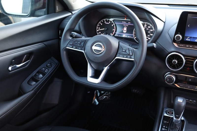 Nissan Sentra Vehicle Image 23