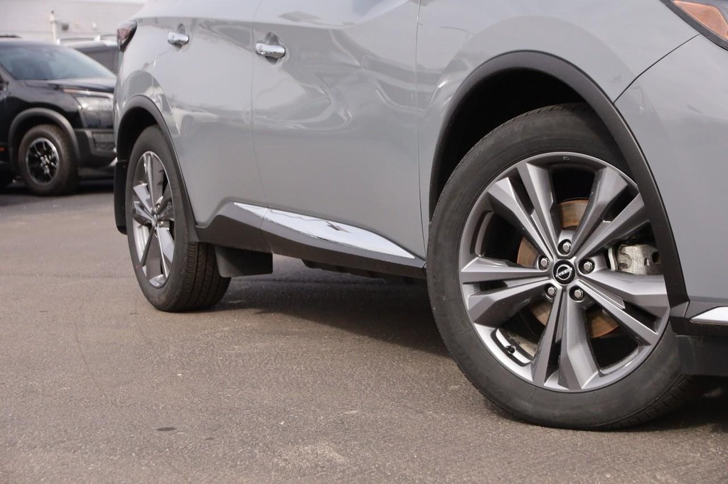 Nissan Murano Vehicle Full-screen Gallery Image 3