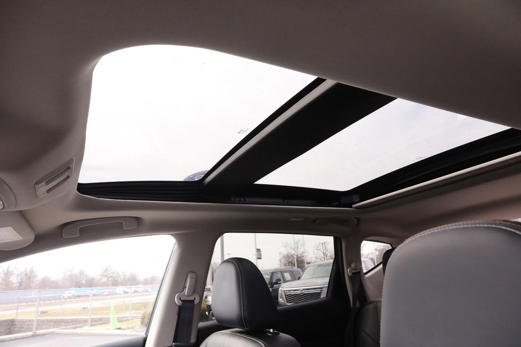 Nissan Murano Vehicle Full-screen Gallery Image 9