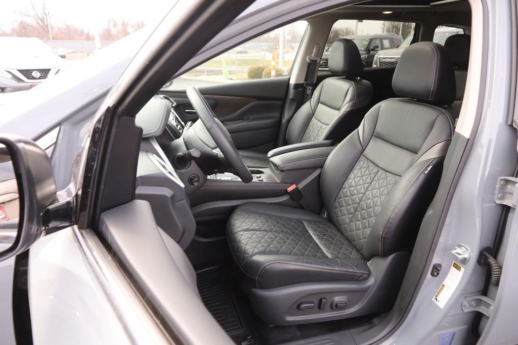 Nissan Murano Vehicle Full-screen Gallery Image 10