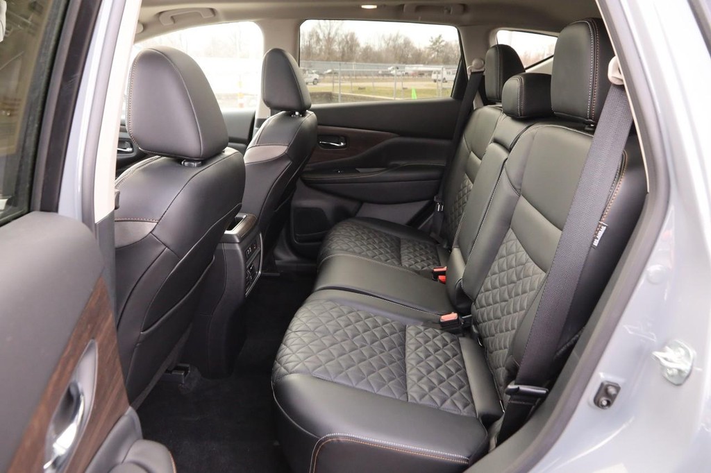 Nissan Murano Vehicle Full-screen Gallery Image 11