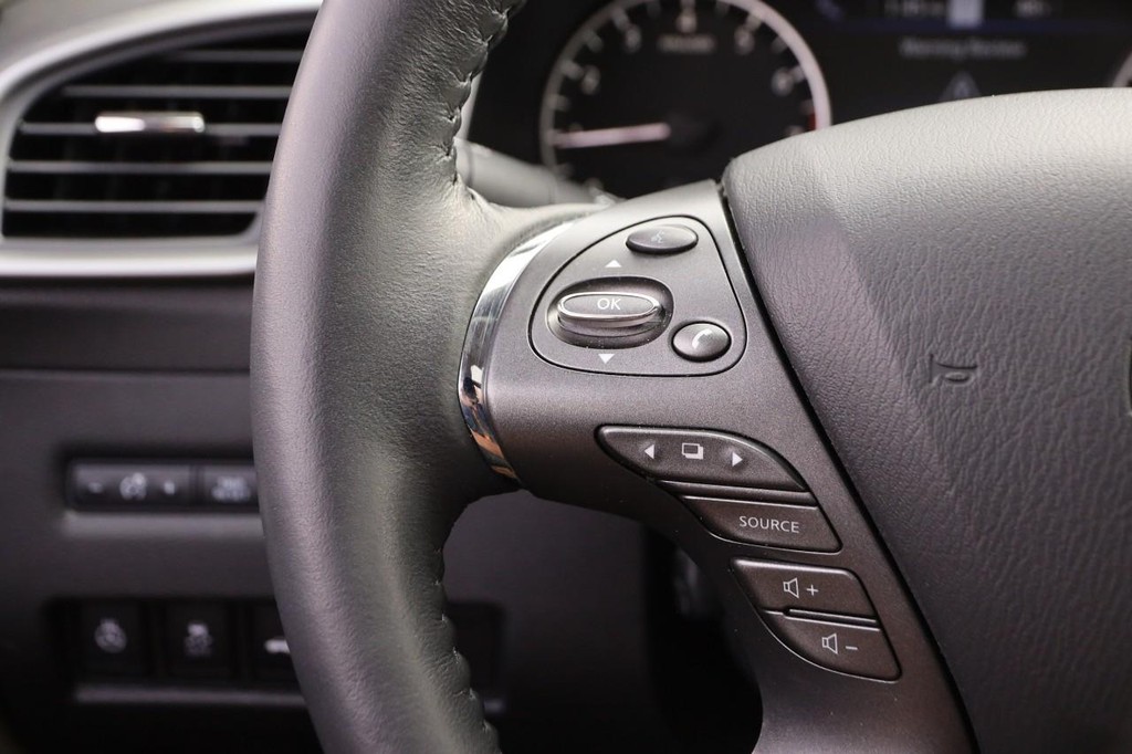 Nissan Murano Vehicle Full-screen Gallery Image 13