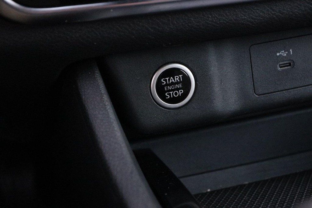 Nissan Rogue Vehicle Image 14