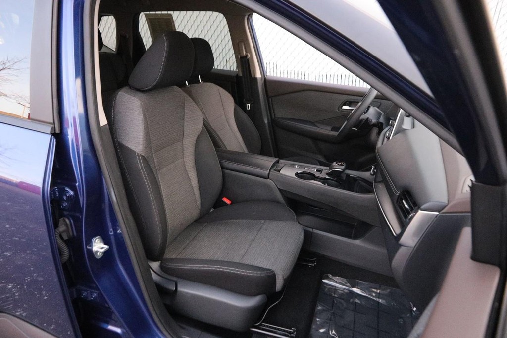 Nissan Rogue Vehicle Image 24