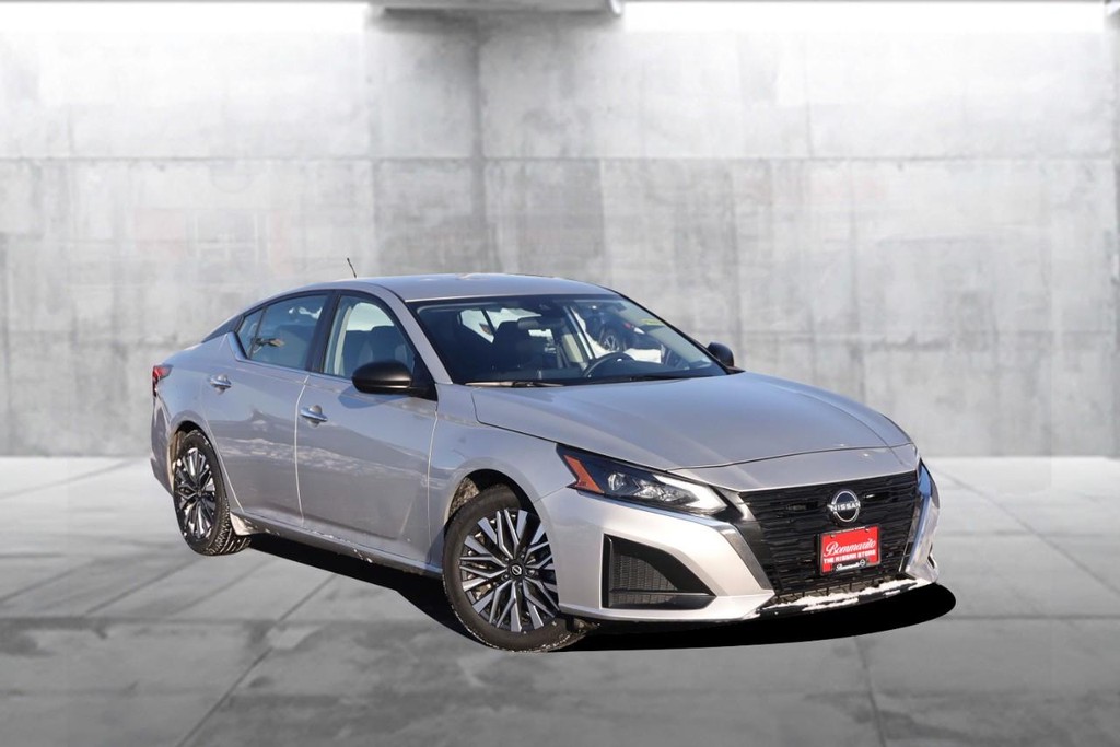 Nissan Altima Vehicle Image 02