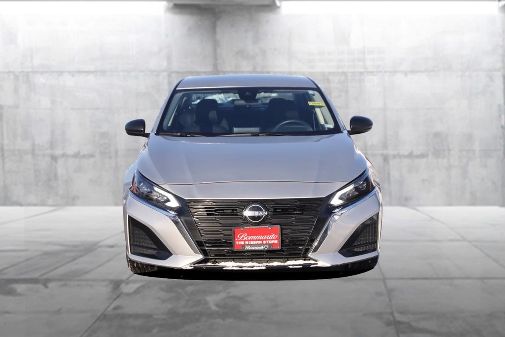 Nissan Altima Vehicle Image 04