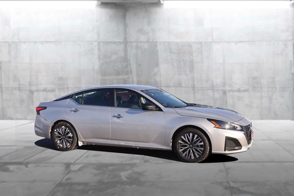 Nissan Altima Vehicle Image 05