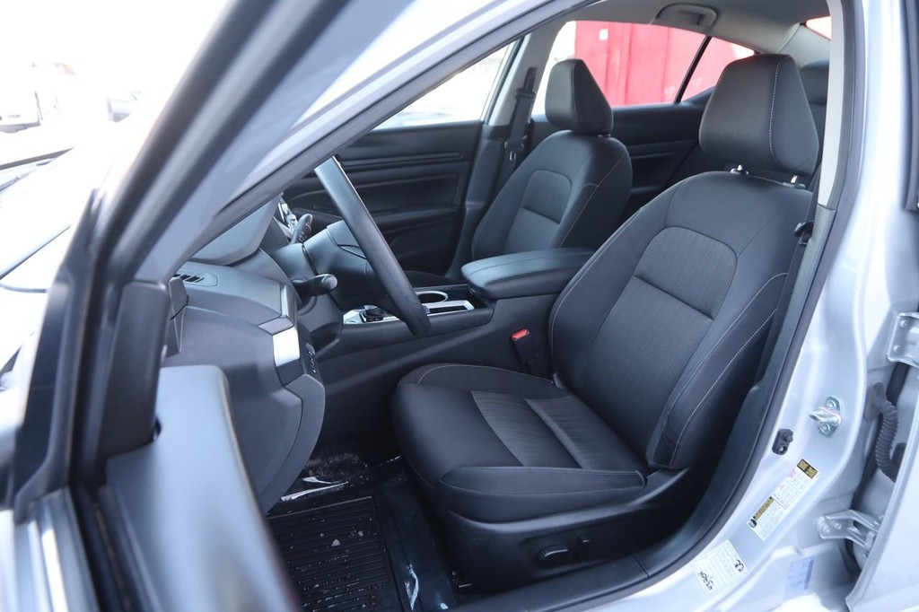 Nissan Altima Vehicle Image 08