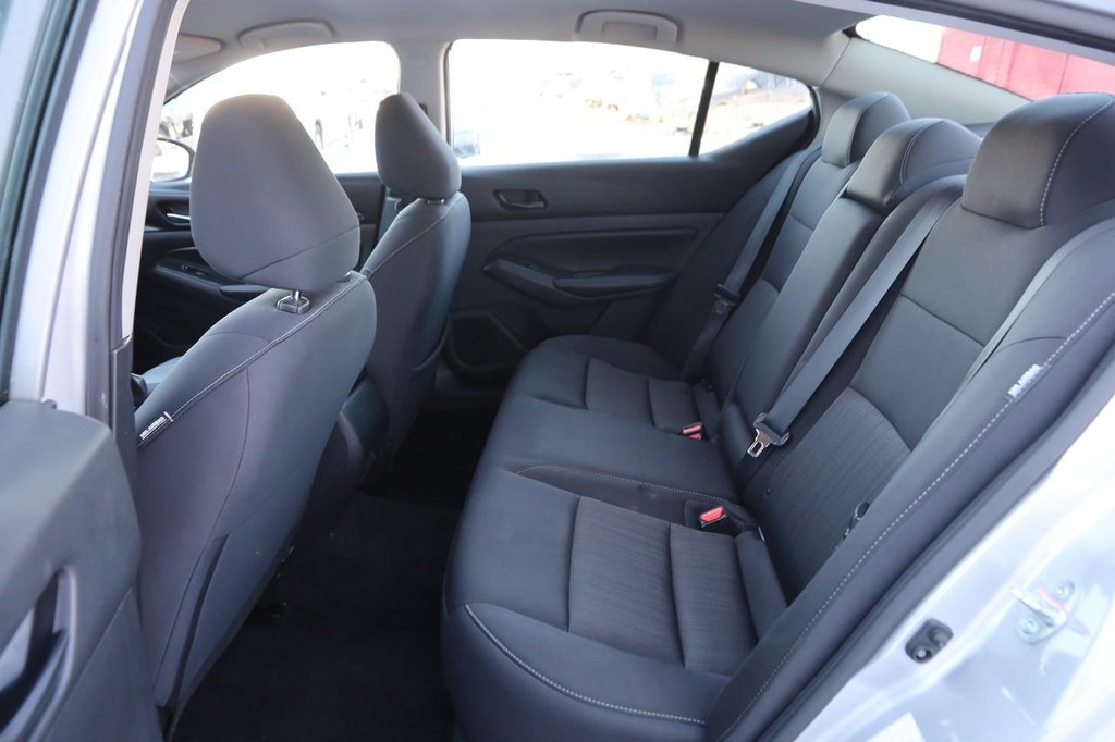 Nissan Altima Vehicle Image 09