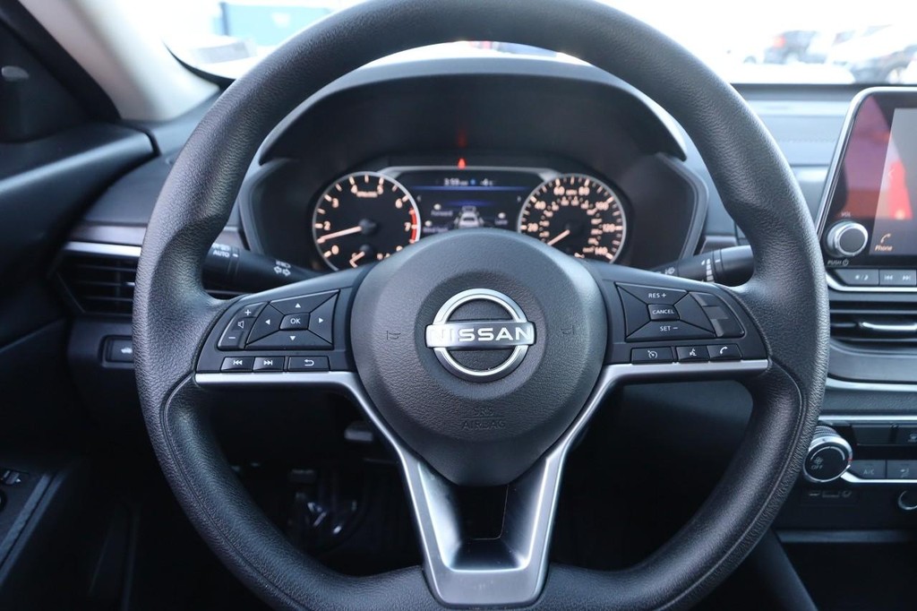 Nissan Altima Vehicle Image 10