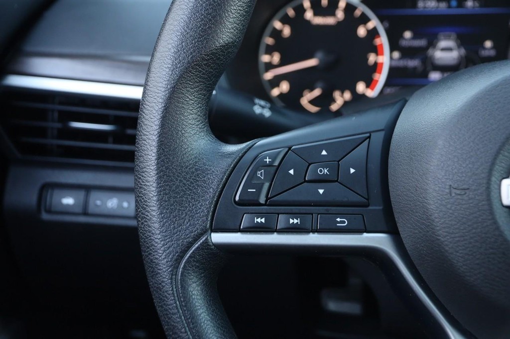 Nissan Altima Vehicle Image 11