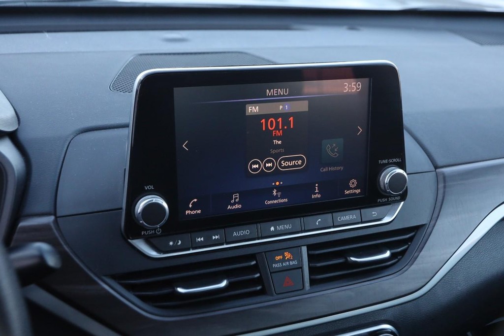 Nissan Altima Vehicle Image 15