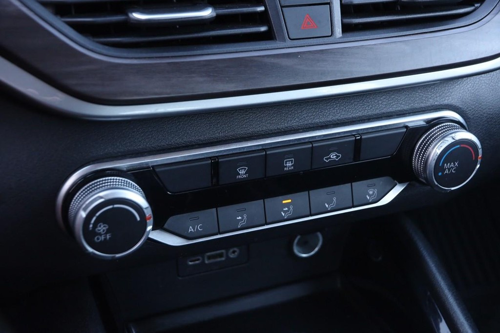 Nissan Altima Vehicle Image 17