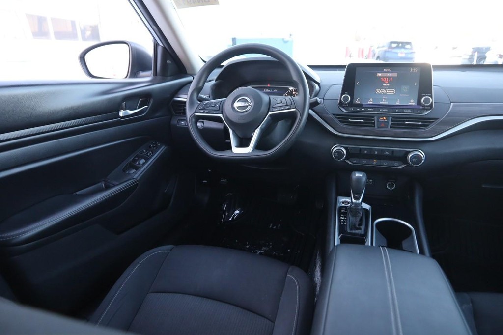 Nissan Altima Vehicle Image 21