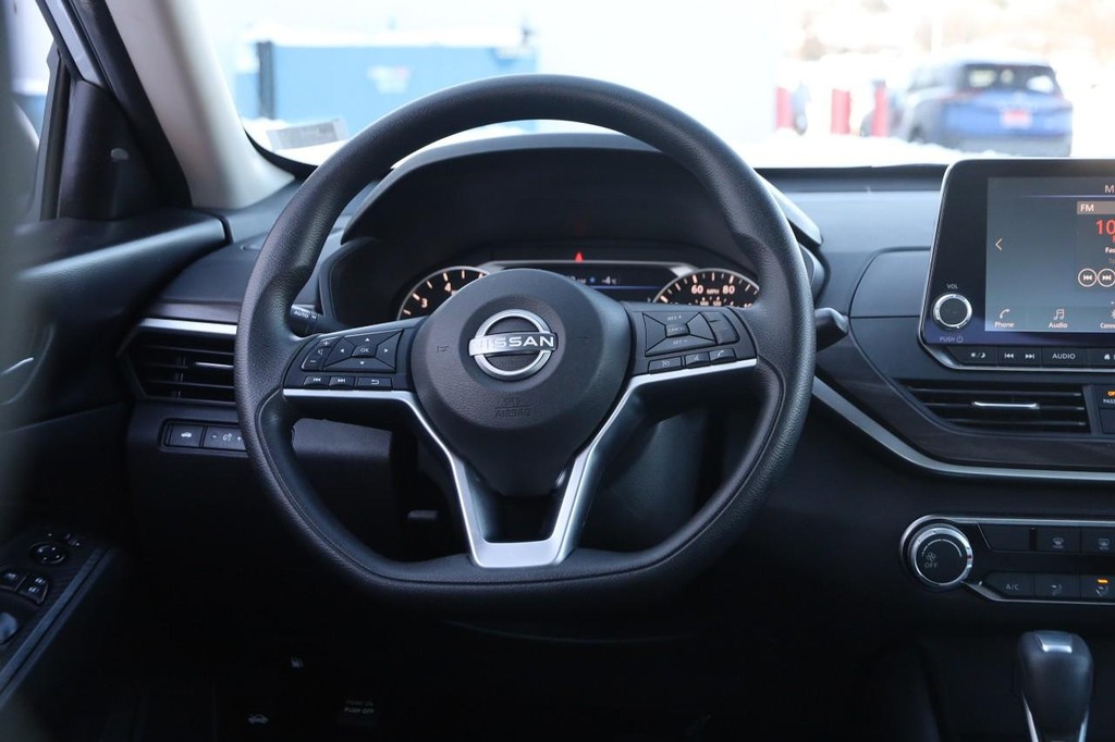 Nissan Altima Vehicle Image 22