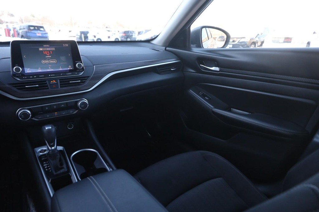 Nissan Altima Vehicle Image 24