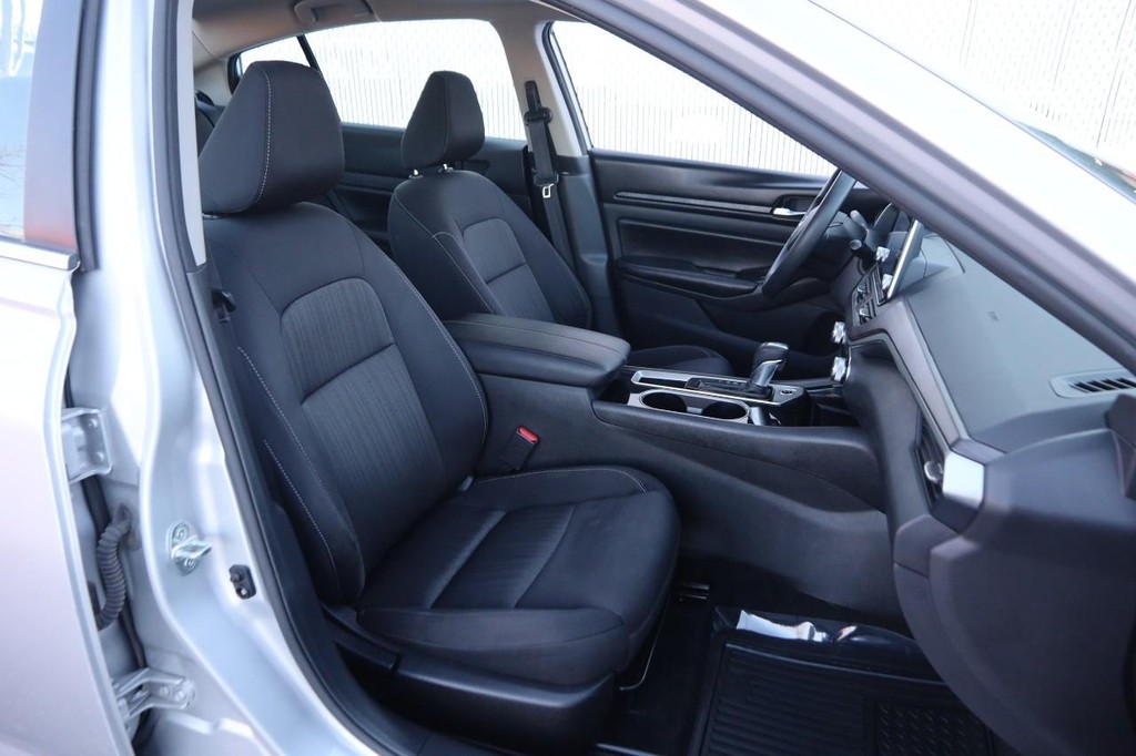 Nissan Altima Vehicle Image 25