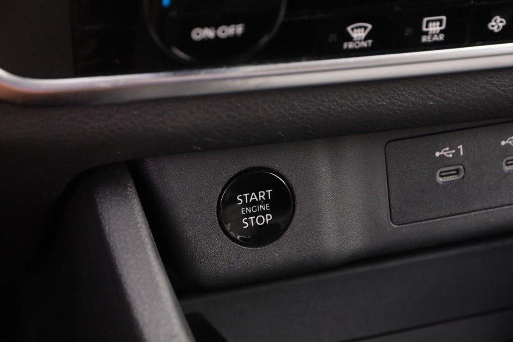 Nissan Rogue Vehicle Image 19