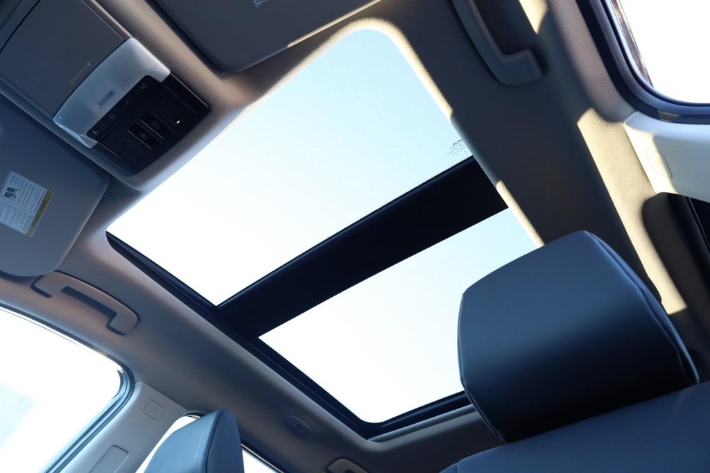 Nissan Rogue Vehicle Image 09